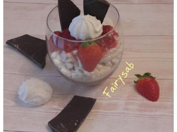 Mousse allo yogurt stracciatella con fragole & meringhe -contest mousse e dessert allo yogurt-