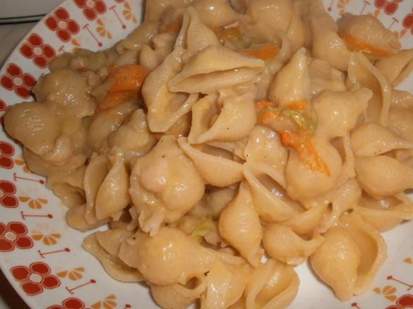 Conchiglie con crema di cannellini, fiori di zucchina e curry