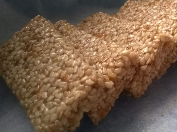 barrette di sesamo, miele e agrumi