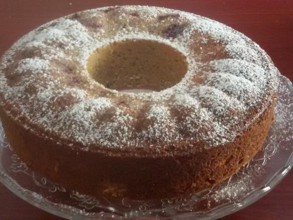Ciambella con yogurt greco mirtilli e mandorle