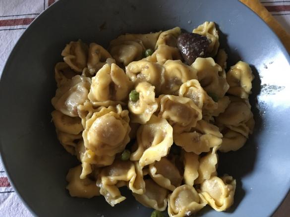Cappelletti di carne con funghi e piselli