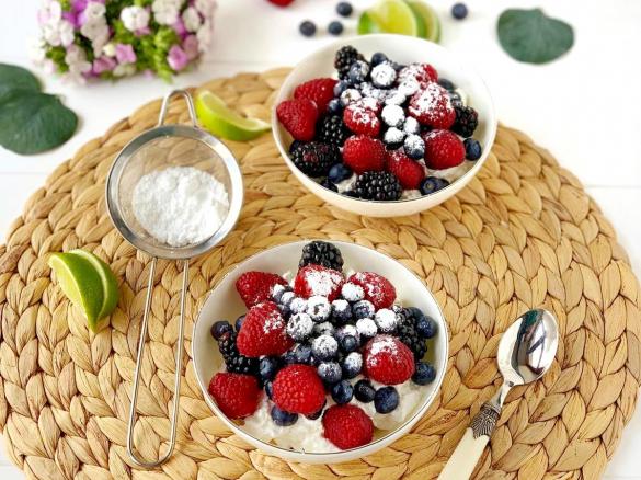 Tiramisù con yogurt greco e frutti di bosco