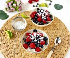 Tiramisù con yogurt greco e frutti di bosco