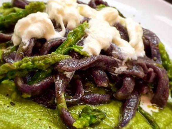 Rintrocili al montepulciano su crema di piselli,con asparagi e stracciatella di bufala