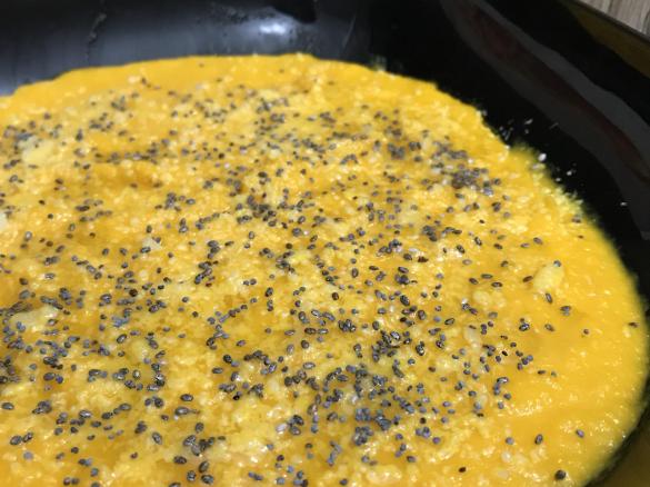 Vellutata di Zucca , carote e semi di papavero