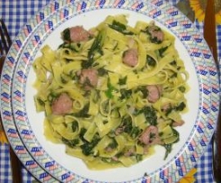 Tagliatelle spinaci e salsiccia