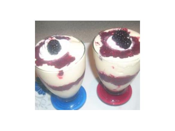 BICCHIERINI DI SPUMA GELATA DI ZABAIONE AI FRUTTI DI BOSCO