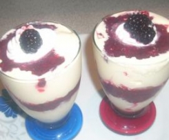 BICCHIERINI DI SPUMA GELATA DI ZABAIONE AI FRUTTI DI BOSCO