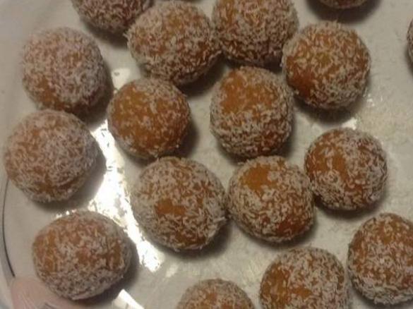 "Bacetti (crudisti, Vegan) albicocca e cocco" di chef Angelo Domaneschi