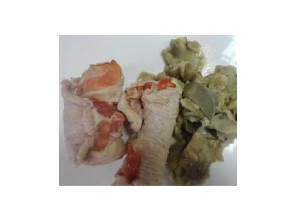 Involtini di tacchino ripieni di speck e formaggio con contorno di carciofi