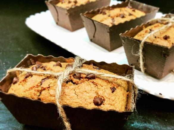 Mini plum-cake ai fiocchi d’avena e arachidi con gocce di cioccolato