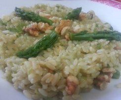Vegan Risotto integrale in crema di asparagi e noci