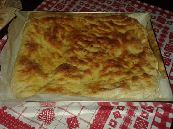 Focaccia di patate con prosciutto crudo,pancetta e pepe