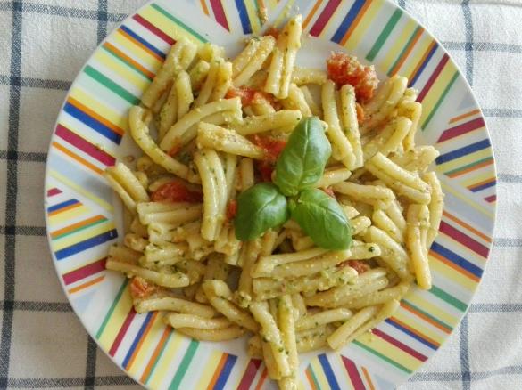 PASTA AL PESTO DI ZUCCHINE E POMODORINI