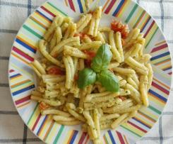 PASTA AL PESTO DI ZUCCHINE E POMODORINI