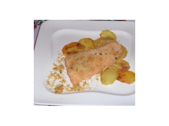 Salmone impanato al forno adagiato su un letto di patate