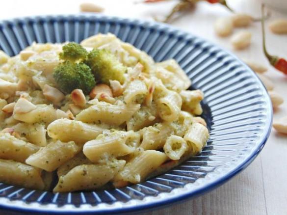 PASTA CON BROCCOLO, ACCIUGHE, PEPERONCINO E MANDORLE - contest pasta risottata -