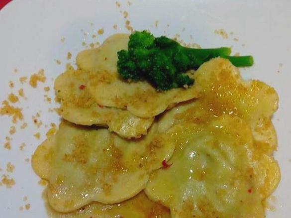 Fiori ripieni di rape salsa di acciughe e pane croccante