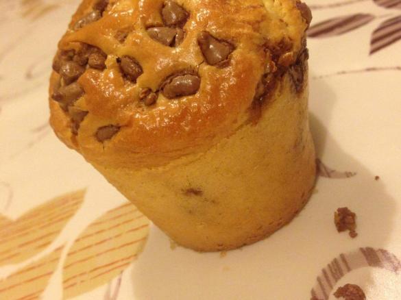 Muffin soffici con goccie di cioccolato bianco e al latte 