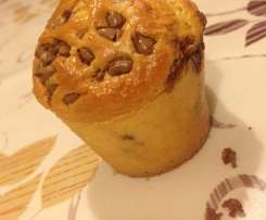 Muffin soffici con goccie di cioccolato bianco e al latte 