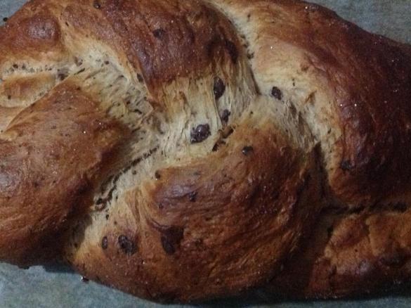 Treccia di pan brioche con gocce di cioccolata