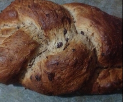 Treccia di pan brioche con gocce di cioccolata