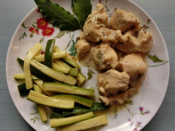 Bocconcini di tacchino marinato con zucchine al vapore