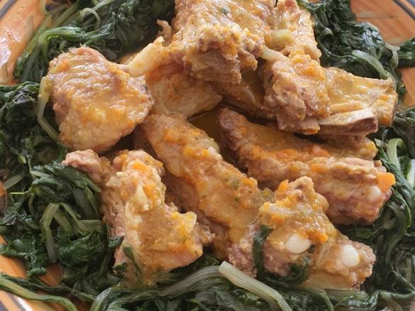 Costine di maiale alla curcuma con bietoline