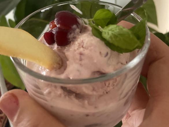 Gelato alle ciliegie e yogurt