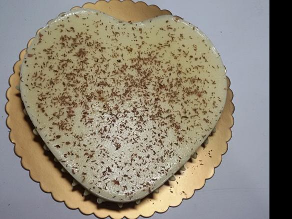 Torta al cioccolato bianco con coriandoli di cioccolato fondente