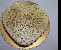 Torta al cioccolato bianco con coriandoli di cioccolato fondente
