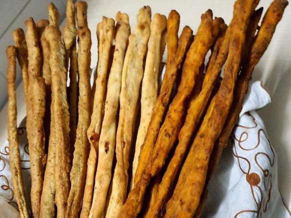 Grissini aromatizzati con esubero