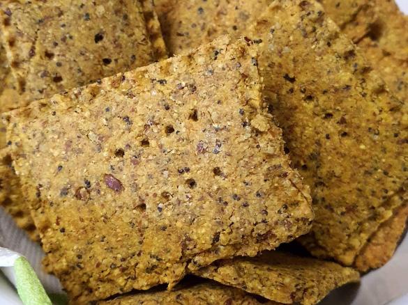 Cracker di farro con semi e curcuma