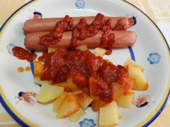 Wurstel e patate al vapore con salsa barbecue