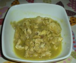 Pollo al curry e cipolle rosse.