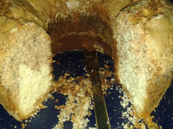 Ciambellone al cioccolato cotto nella pentola sul fornello