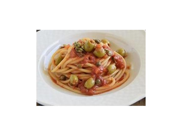 Spaghetti pomodori, olive e capperi (ALLA VESUVIANA)