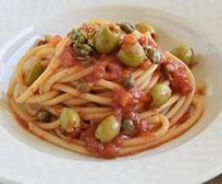 Spaghetti pomodori, olive e capperi (ALLA VESUVIANA)
