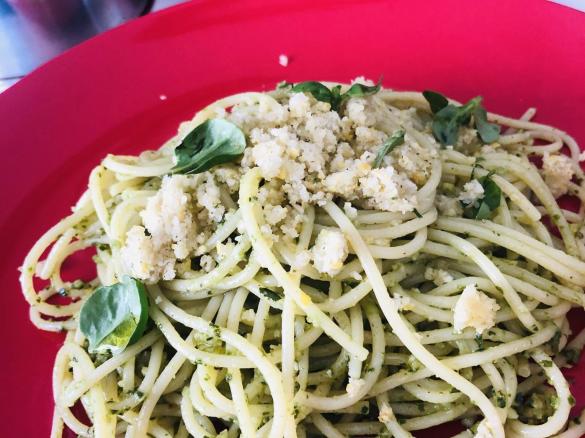 Spaghetti con pesto di rucola e crumble di mandorle al limone
