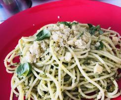 Spaghetti con pesto di rucola e crumble di mandorle al limone
