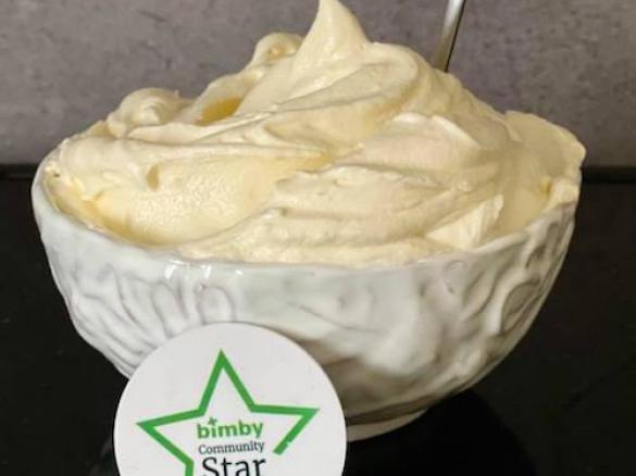 Crema di burro senza uova per copertura torte