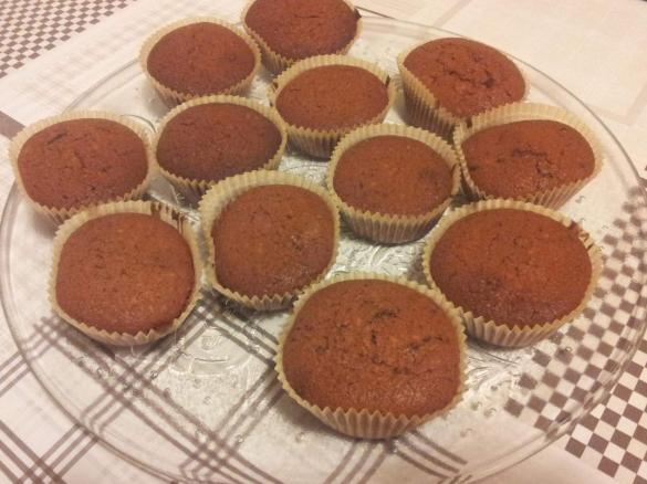 Muffins senza glutine al cioccolato e nocciole con farina di sorgo e teff