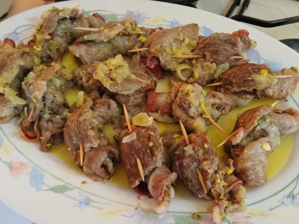 Involtini di capocollo con pancetta e pistacchi al profumo di arancia