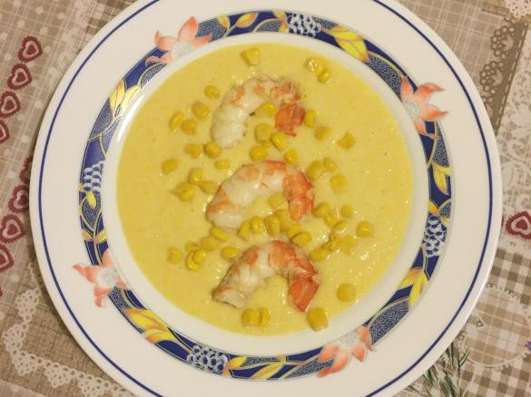 Vellutata di mais guarnita con gamberetti