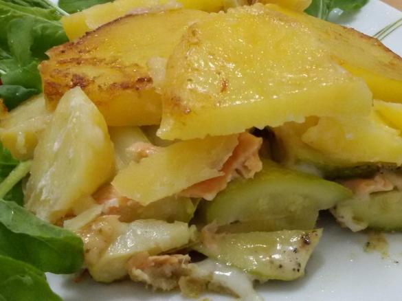 Terrina di patate, zucchine e salmone con contorno di riso basmati