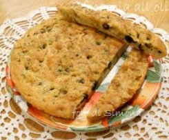 Focaccia all' acqua con olive e mozzarella
