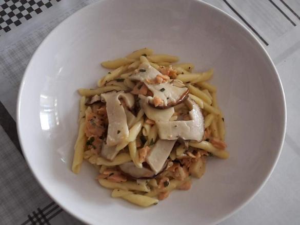 Strozzapreti al salmone e porcini