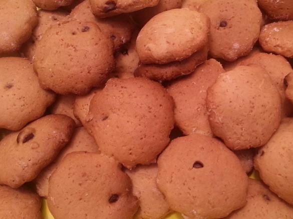 Biscotti friabili con gocce di cioccolato