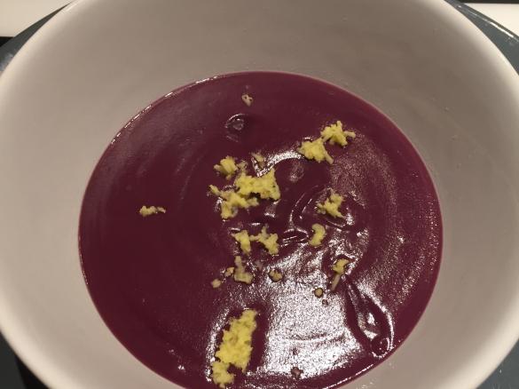 Vellutata di carote viola, patate e zenzero