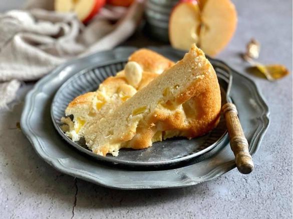 Torta di albumi, mele e mandorle